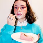 Девушка ест десерт