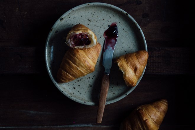 Нож и круассаны