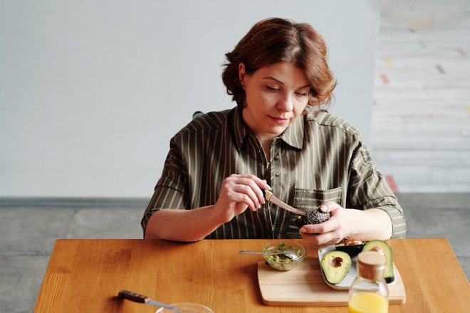 Женщина выковыривает косточки ножом