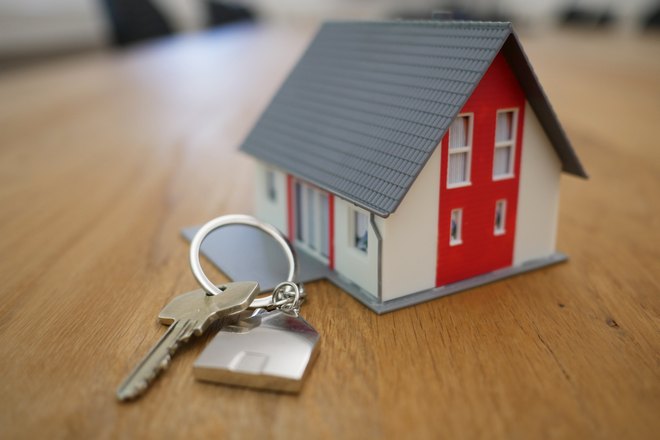 Ключи возле домика