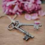 Ключи возле цветов