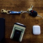 Ключи и бумажник на столе