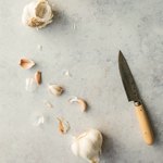 Нож и чеснок