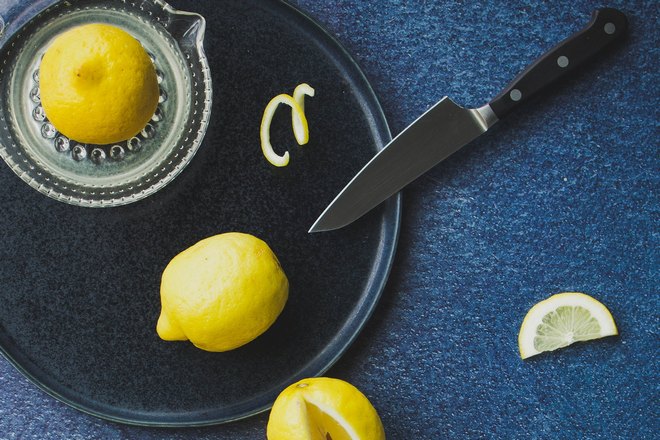 Нож и лимоны