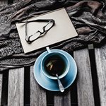 Чашка чая и очки