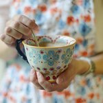 Чай и ложка в чашке с цветочками