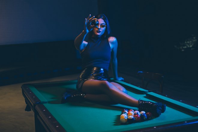 Девушка на бильярдном столе