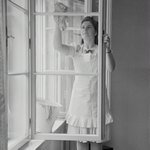 Женщина моет окно