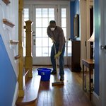 Мужчина моет пол