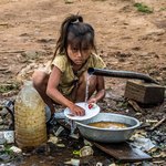 Девочка моет тарелку