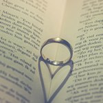 Кольцо на развернутой книге