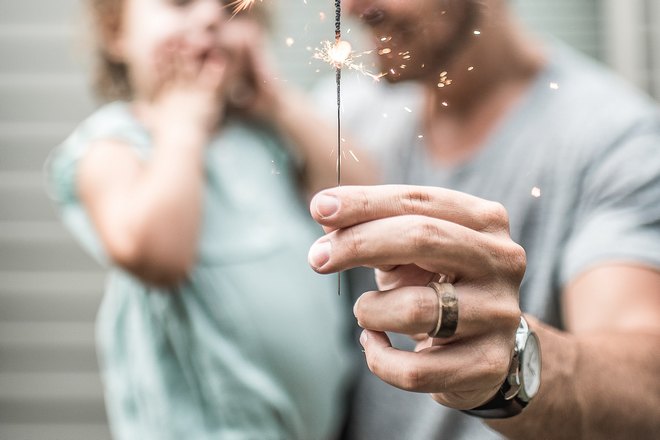 Бенгальские огни, кольцо и часы на руке