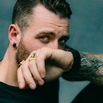 Парень с кольцом и татуировкой