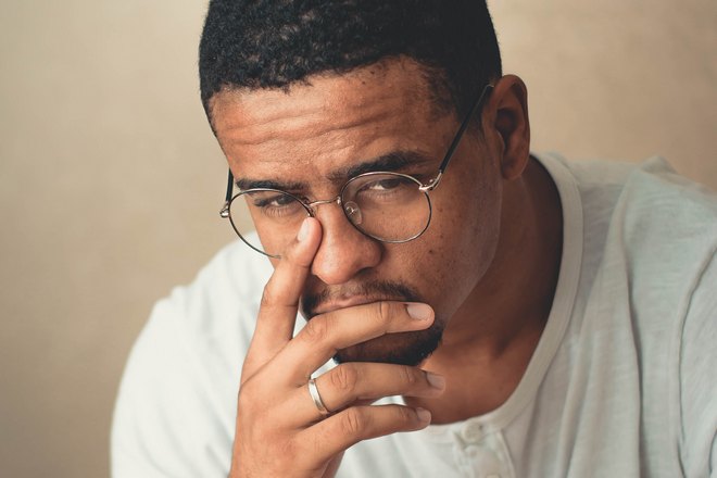 Задумчивый мужчина с кольцом на руке