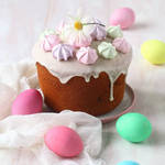 Кулич и разноцветные яйца