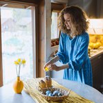 Девушка готовится к Пасхе