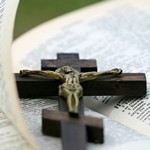 Распятие на Библии