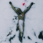 Фигурка Христа на снегу