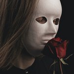 Девушка в маске с розой
