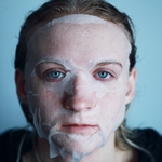 Девушка с маской от прыщей