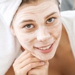 Девушка воспользовалась средством от прыщей