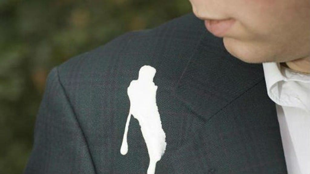 Птица какнула на плечо