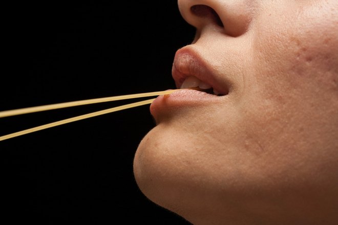 Тянет зубами резинку