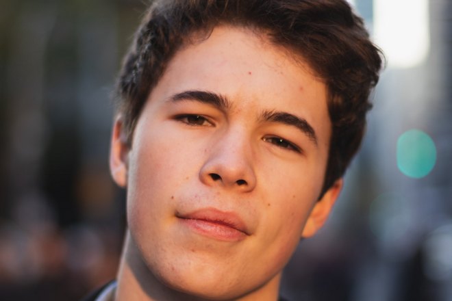 Парень немного наклонил голову влево