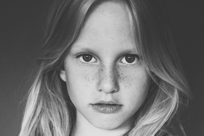 Девочка смотрит на нас