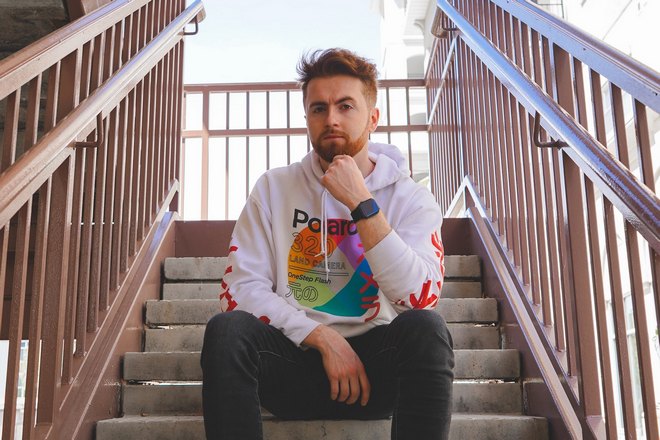 Мужчина на ступеньках