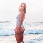 Девушка смотрит на волны