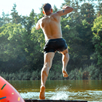 Мужчина прыгает в воду