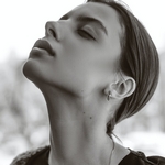 Задумчивая девушка с закрытыми глазами