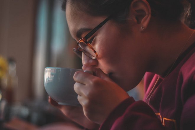 Женщина размышляет над толкованием приметы