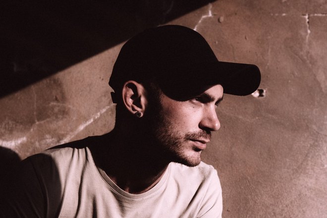 Мужчина в кепке