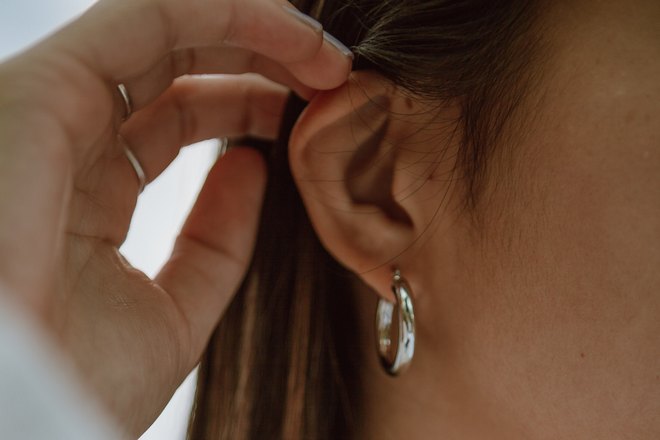 Родинку за ухом не видно