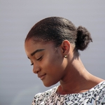 Девушка смотрит вниз