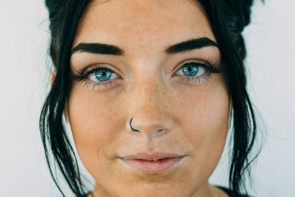 Девушка с колечком в носу