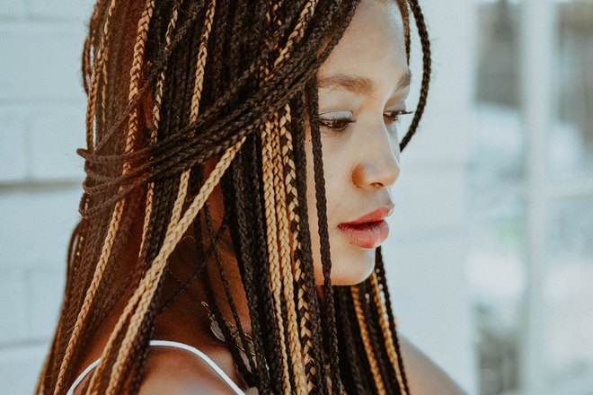 Родинка под правым глазом скрылась за косичками