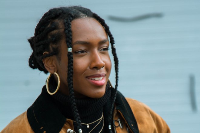 Девушка с двумя длинными косичками