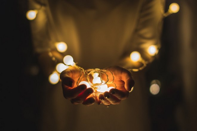 Гирлянда в ладонях