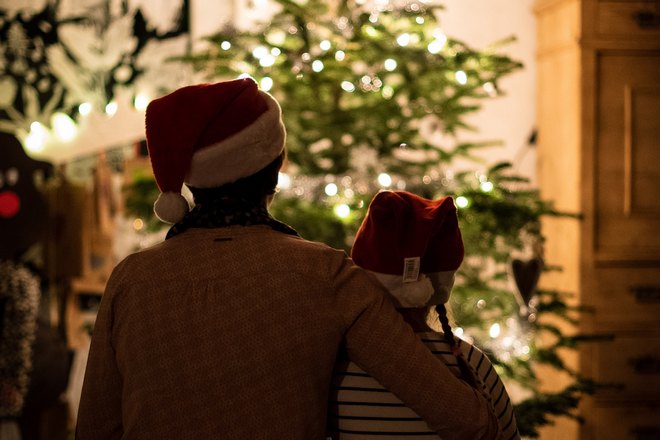 Отец и сын в новогодних шапках