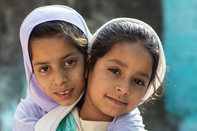 Две девочки в косынках