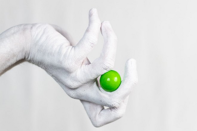 Ногти покрыты белым