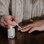 Обработка ногтя на безымянном пальце