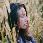 Девушка спит в траве