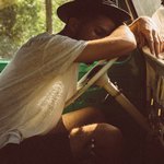 Парень в шляпе спит на руле