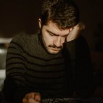 Парень уснул сидя за столом