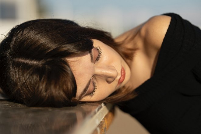 Девушка спит, положив голову на столешницу