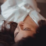 Длинноволосая девушка в белом уснула